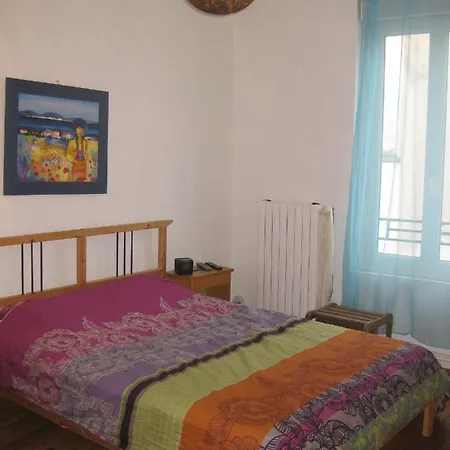 Maison Avec Cour, Proche Centre Et Gare